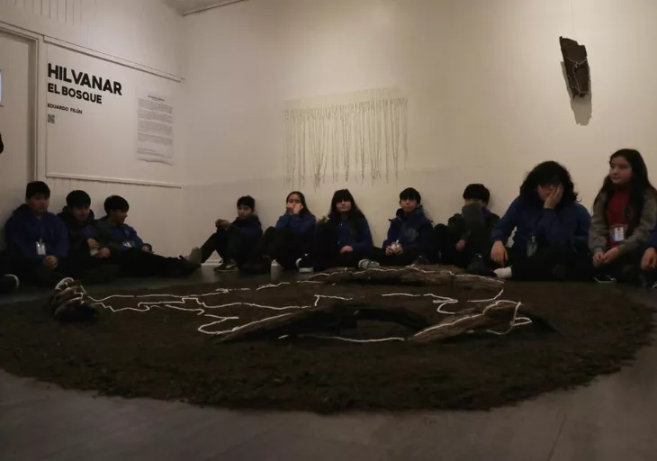 Mediación en exposición "Hilvanar el Bosque"