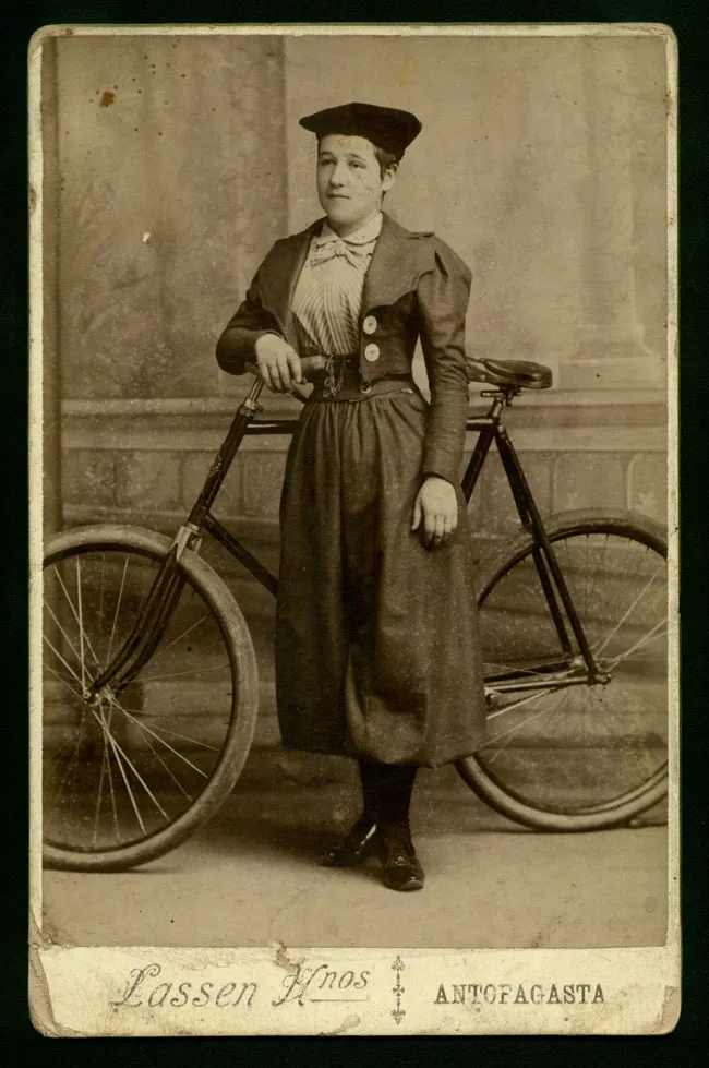 Emilia Pinochet H. con bicicleta en un estudio