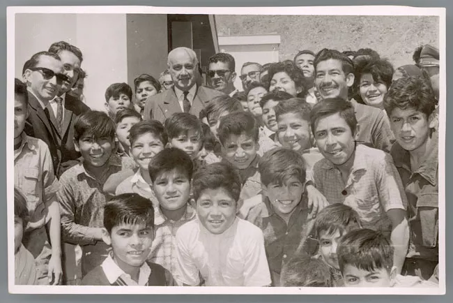 Retrato de autoridad con grupo de niños