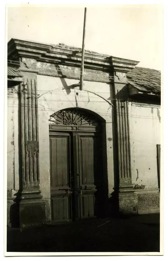 Portal antiguo en Eduardo de La Barra. entre O'Higgins y Balmaceda