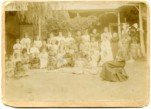 Lucila Godoy con compañeras y profesora en Montegrande