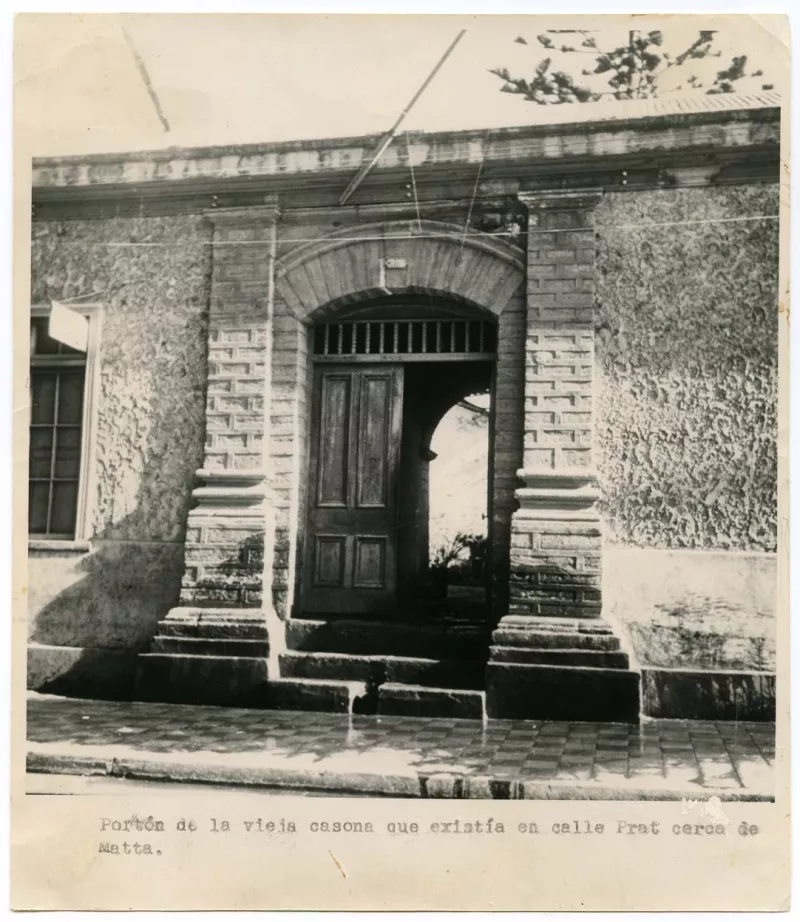Portón de antigua casona de calle Prat de La Serena