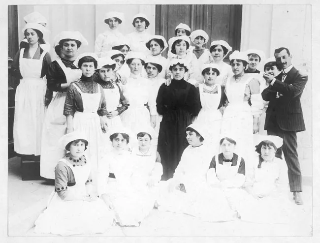 Grupo de alumnas terminando el curso para profesoras normalistas