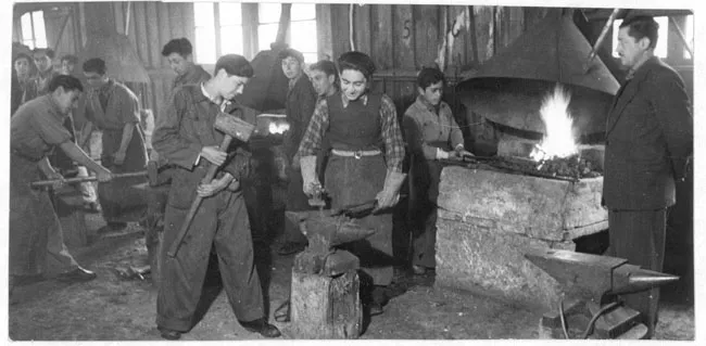 Curso de forja en la escuela industrial de Lota