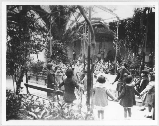 Niñas jugando a la Ronda