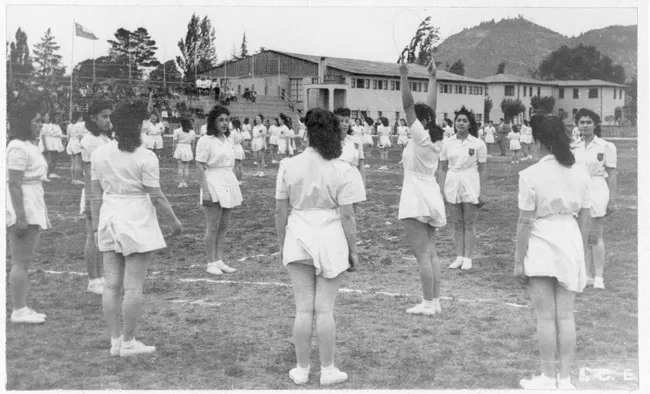 Niñas en clase de gimnasia