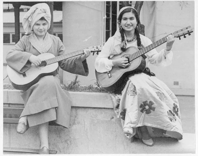 Niñas tocando guitarra