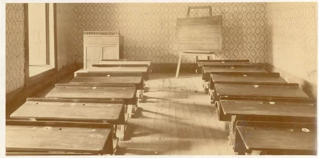 Pupitres escolares. Liceo de Niñas de Cauquenes, sala 3º preparatoria