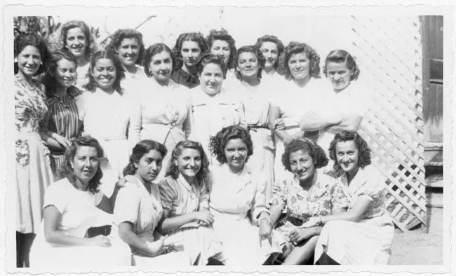 Liceo de Niñas de Antofagasta. El 6º año de Humanidades (1942), acompañado de la directora suplente Berta S. de Caldera y de la inspectora general suplente Marta Narea