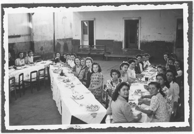 Liceo de Niñas de Antofagasta. en el Auto Club Los 5º años del Liceo de Niñas y del Liceo de Hombres despiden a Los 6º acompañados de sus Profesores