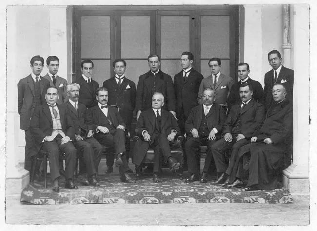Retrato de grupo de hombres entre pilares