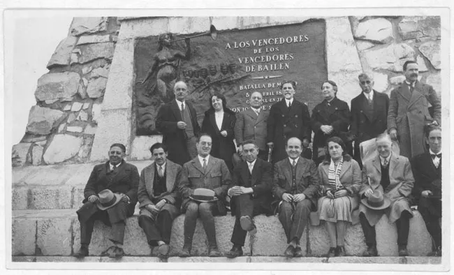 Hombres y mujeres bajo un monumento