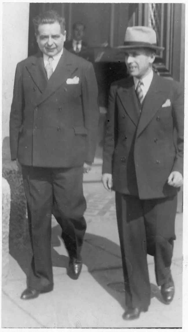 Dos hombres caminando