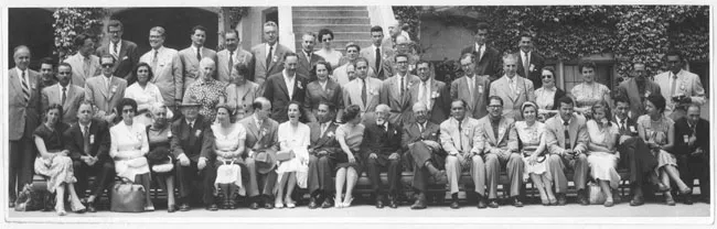 Grupo de hombres y mujeres en un Patio