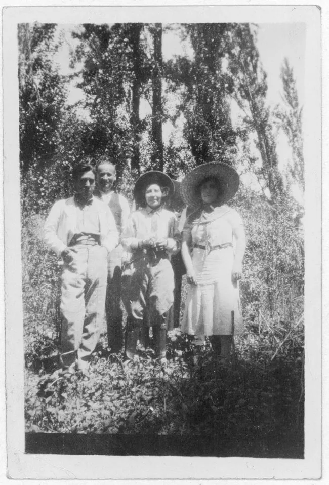 Paseo de Palmillas, director, profesor y profesoras y alumnas