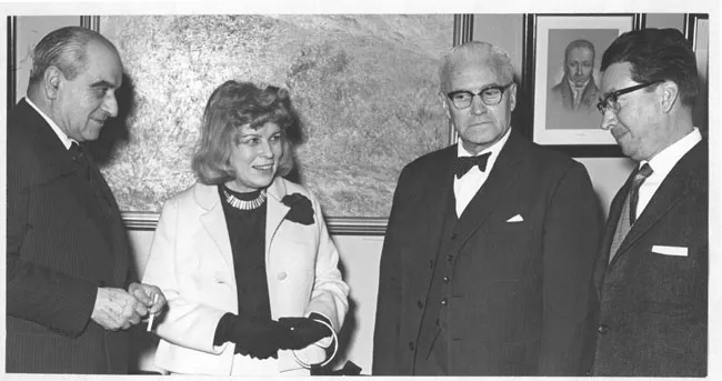 Marta Colvin junto a tres hombres
