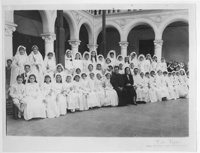 Niñas y niños en ceremonia de Primera Comunión