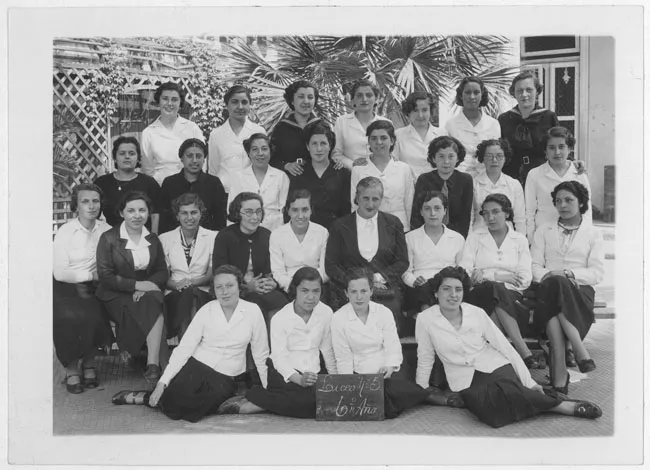 Liceo de Niñas Nº5, 6º año, 1949. Laura Vargas de Acuña con sus alumnas