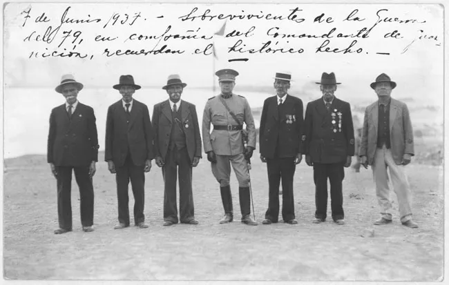 Sobrevivientes de la Guerra del 79 en compañía del comandante de guarnición