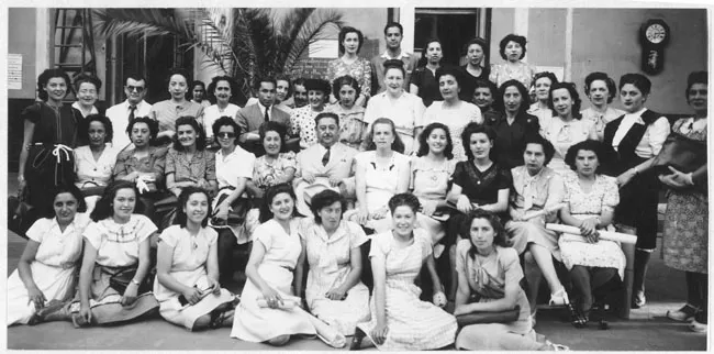 Hombres y  mujeres  en un Patio