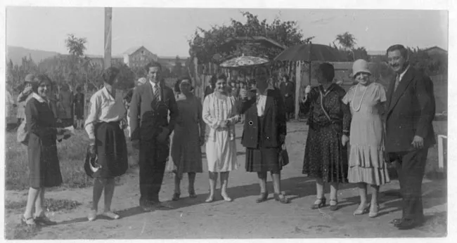 Grupo de hombres y mujeres de paseo