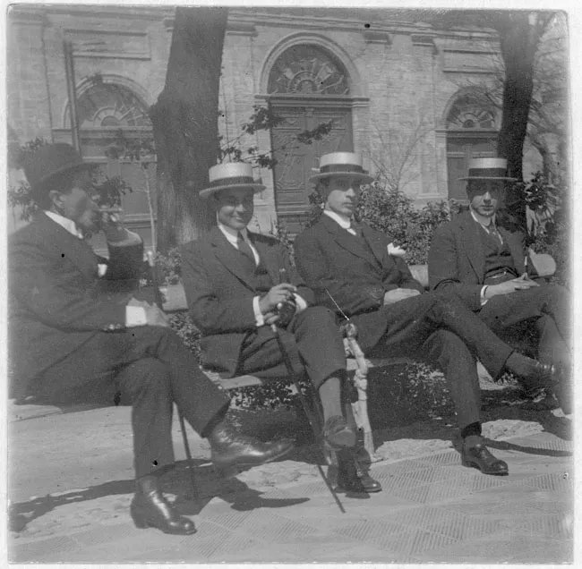 Hombres en una banca