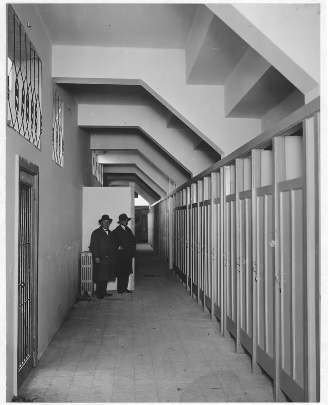 Dos hombres en un pasillo