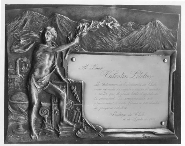 Placa de oro donada por la Federación de Estudiantes de Chile a Don Valentín Letelier en 1909