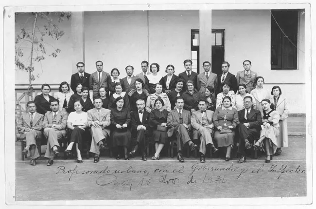 Escuelas primarias urbanas, Arica 15/11/1936. Profesorado urbano con el gobernador y el inspector