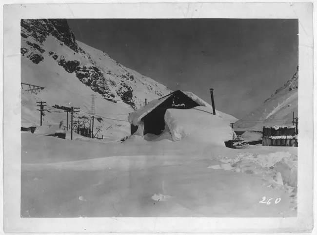 Casa bajo la nieve
