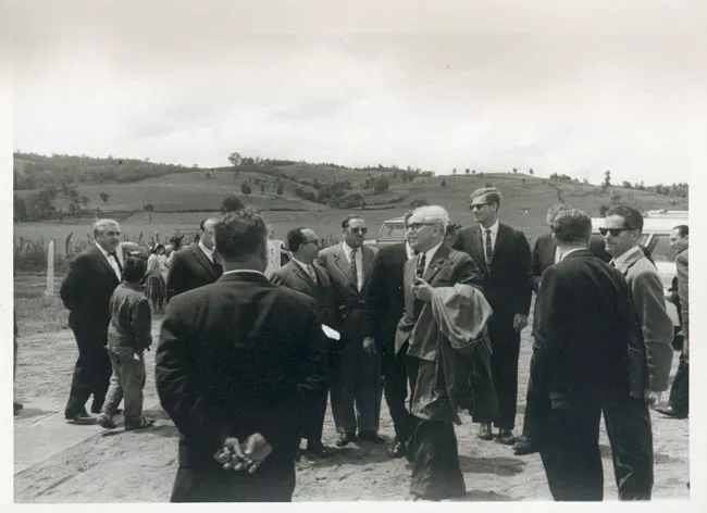 Celebrando inauguración de escuela