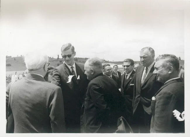 Grupo de hombres conversando