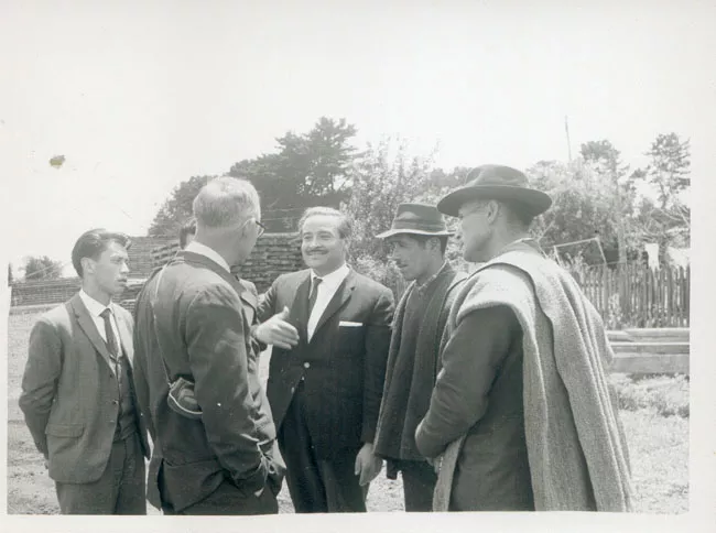 Grupo de hombres conversando