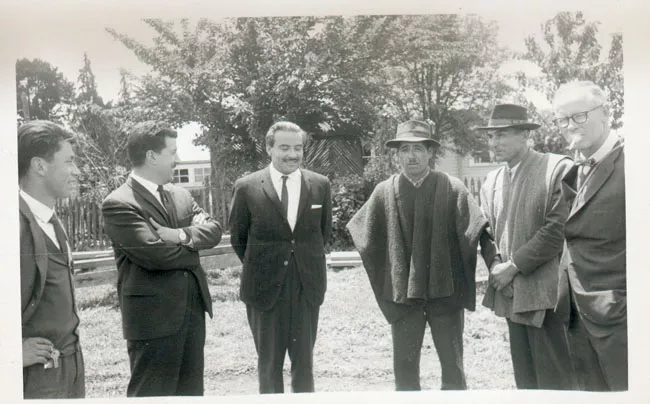 Grupo de hombres conversando