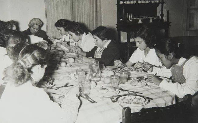 Grupo de alumnas almorzando en una clase práctica de educación para el hogar