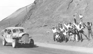 Carrera Arica- Santiago. Ernesto Pascuali, Ford 24 inicia la bajada del Salar del Carmén