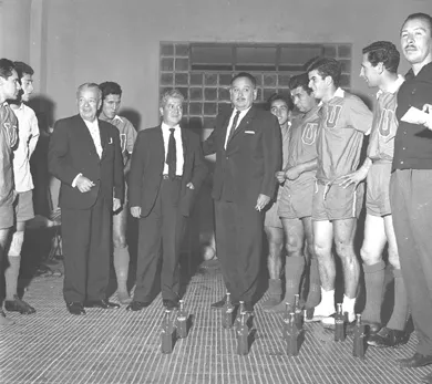 Rector Universidad de Chile con los Jugadores antes del partido con Universidad Católica