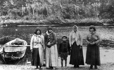 Grupo de Indios Alacalufes
