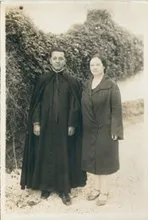 Héctor Ahumada Rodríguez junto a su  madre