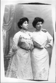 MERCEDES BADILLA PADILLA Y SU HERMANA