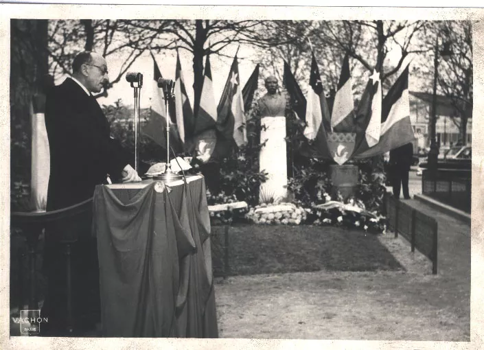 Busto de Benjamín Vicuña Mackenna en Francia