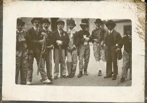 Niños disfrazados como Charles Chaplin