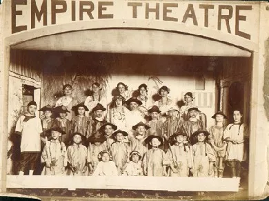 28 personas con traje típico chino en Teatro Imperio, Antofagasta