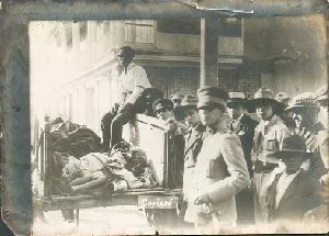 Uniformados, carreta y cuerpos inertes sobre ella