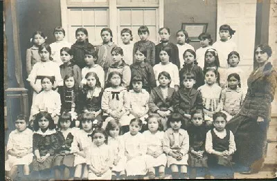 Pequeñas alumnas junto a su profesora