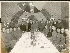 Militares y civiles en almuerzo