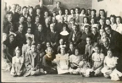 Sacerdotes, monjas, adultos y niños