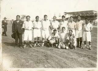 Equipo de fútbol posando en Estadio Municipal de Antofagasta