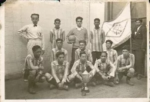 Equipo de fútbol Salitre y Mar, posan junto a trofeo