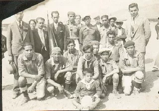 Equipo popular de fútbol en cancha